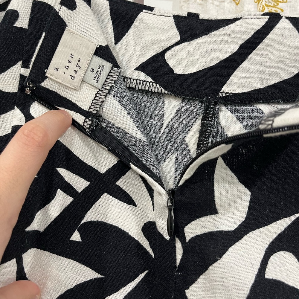 Black and White Abstract Skort - Picture 3 of 4